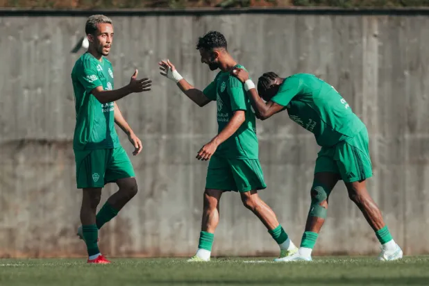 أبو الشامات محتفلاً بهدفه في المباراة (موقع النادي الأهلي)