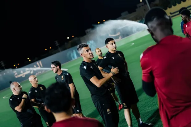 برونو لاج مدرب الدرعية خلال محاضرة فنية للاعبين (موقع النادي)