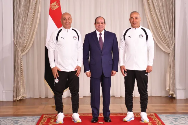عبد الفتاح السيسي خلال استقباله حسام وإبراهيم حسن ضمن بعثة المنتخب المصري (د.ب.أ)