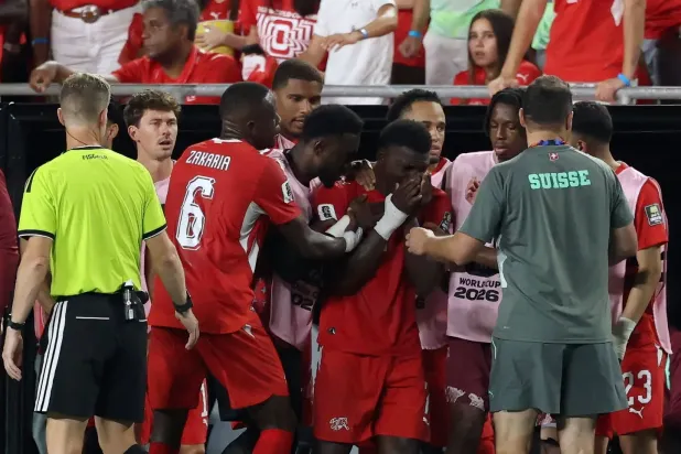 Embolo, kırmızı kartla oyun dışı kalmasının ardından gözyaşları içinde sahayı terk etti. (AFP)