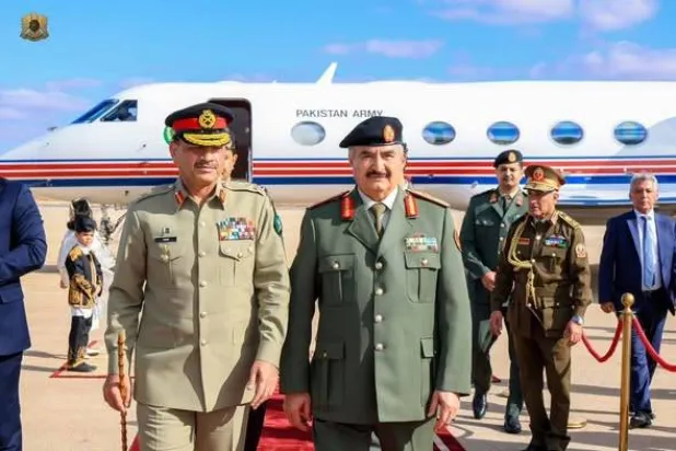 حفتر مستقبلاً عاصم منير في 17 ديسمبر الماضي (القيادة العامة للجيش الوطني الليبي)