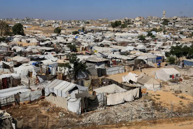 فلسطينيون نازحون يلجؤون إلى مخيم في خان يونس جنوب قطاع غزة (رويترز)