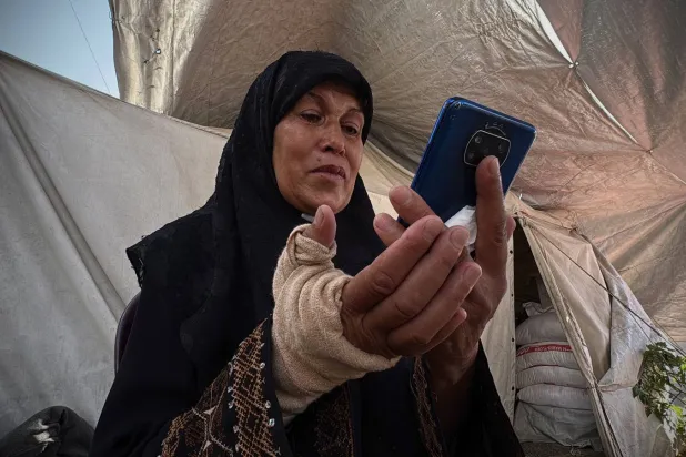 الفلسطينية المقيمة في غزة دولت الغول والدة الشاب المفقود أمين (الشرق الأوسط)