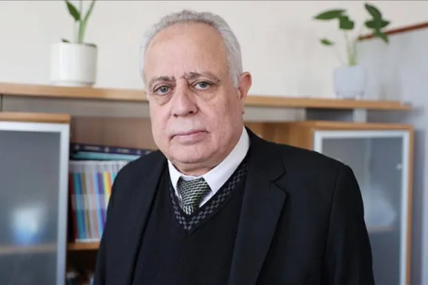 د. عبد الحميد العواك أول رئيس لمجلس الشعب السوري بعد سقوط نظام الأسد (أرشيفية)