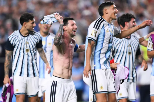 منتخب الأرجنتين يلقى مساندة كبيرة من شعب بنغلاديش (أ.ف.ب)
