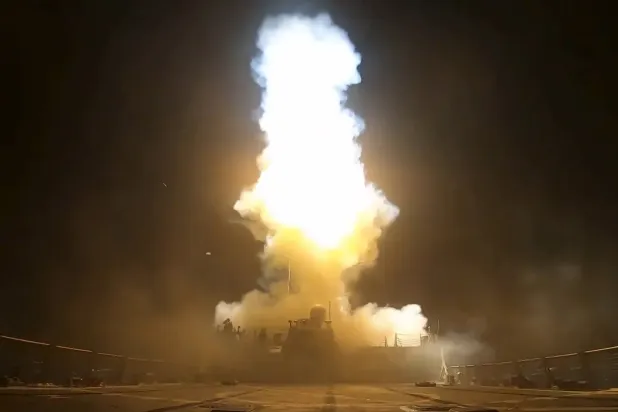 CENTCOM tarafından yayınlanan bir video, 6-11 Temmuz 2026 tarihleri ​​arasında Hürmüz Boğazı'nda ticari gemileri hedef alan saldırılara karşılık olarak İran askeri hedeflerine yönelik insansız hava araçları ve seyir füzeleriyle yapılan saldırıları belgeliyor.