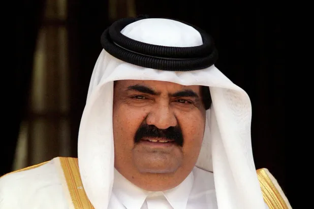 الراحل الشيخ حمد بن خليفة آل ثاني (رويترز)