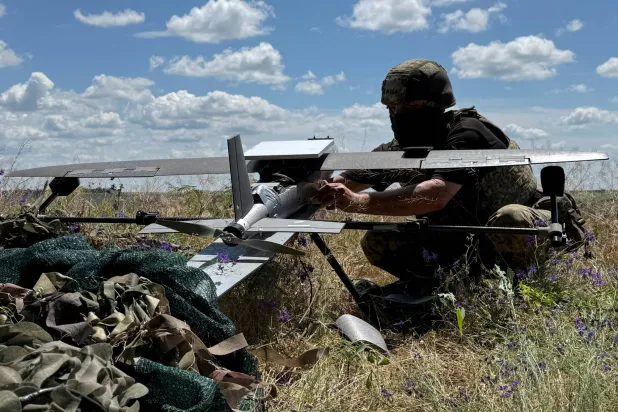 FILE PHOTO: A serviceman of the 25th Separate Airborne Brigade of the Air Assault Forces of Ukraine prepares to launch a Hornet middle strike drone towards Russian troops from a position near a front line, amid Russia's attack on Ukraine, in Donetsk region, Ukraine June 23, 2026. REUTERS/Stringer/File Photo/File Photo
