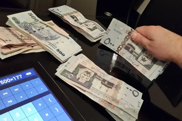 أوراق مالية من فئة الخمسمائة ريال والمائة ريال (رويترز)