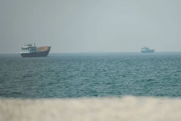 سفن في مضيق هرمز، كما تظهر من مسندم، عمان (رويترز)