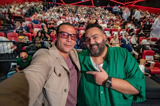 محمد إمام وشيكو خلال حضور عرض فيلم «صقر وكناريا» (حساب شيكو على فيسبوك)