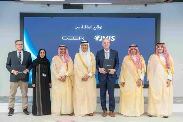 الأمير عبد العزيز بن سلمان بن عبد العزيز وزير الصناعة والثروة المعدنية السعودي ويوسف البنيان وزير التعليم وعدد من المسؤولين الحكوميين ورئيس شركة «سير» خلال التكريم