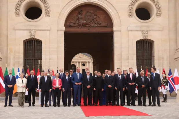 Ukrayna'yı destekleyen "Gönüllüler Koalisyonu"na katılan ülke liderleri ve hükümet başkanlarının, pazartesi günü Paris'te düzenlenen toplantıda çektirdiği aile fotoğrafı (AP)