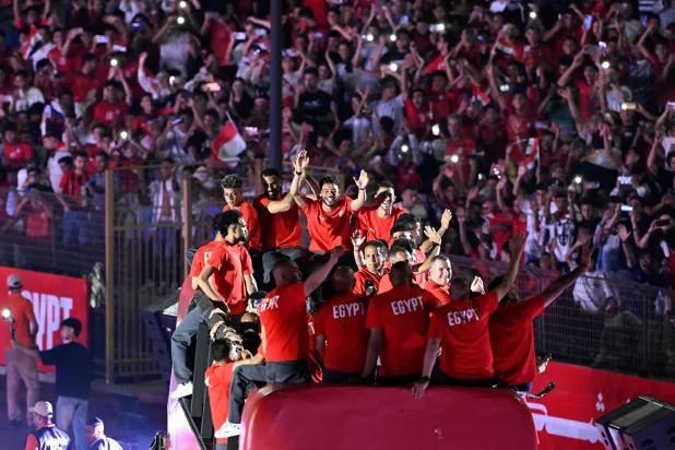 لاعبو منتخب مصر يلوحون لجماهير استاد القاهرة (أ.ف.ب)