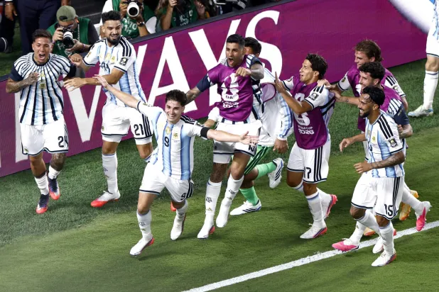 منتخب الأرجنتين يواصل مشواره في المونديال (إ.ب.أ)