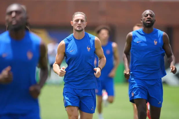 لاعب الوسط الفرنسي أدريان رابيو (أ.ب)
