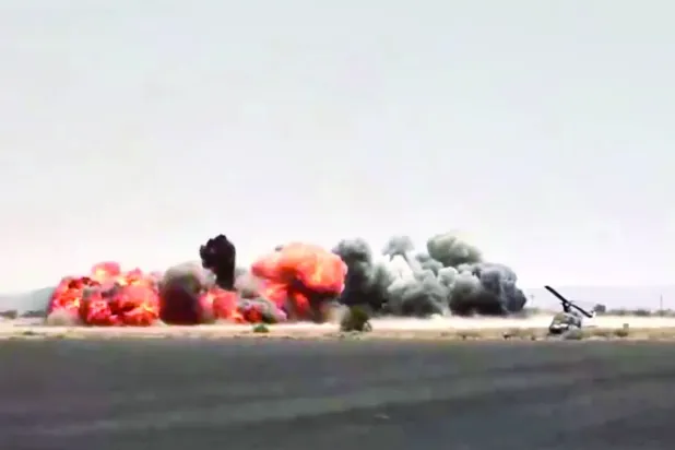 Dün Yemen Meşruiyeti Destekleme Koalisyonu tarafından hedef alınan Sana Havalimanı pistine ait video görüntüsü (AP)