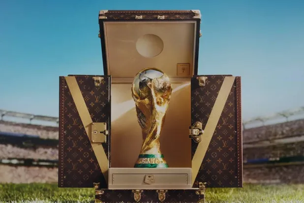 يواصل صندوق الكأس من لويس فيتون حمل هذا الإرث ليرافق تلك اللحظة الأيقونية (فيفا)