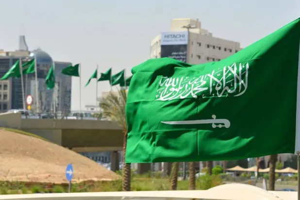 Suudi Arabistan’ın başkentindeki bir caddede dalgalanan Suudi bayrakları (Şarku’l Avsat)