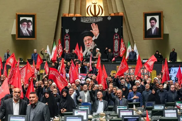 صورة نشرها موقع البرلمان الإيراني من استئناف أعماله لأول مرة بعد توقفه في فبراير الماضي