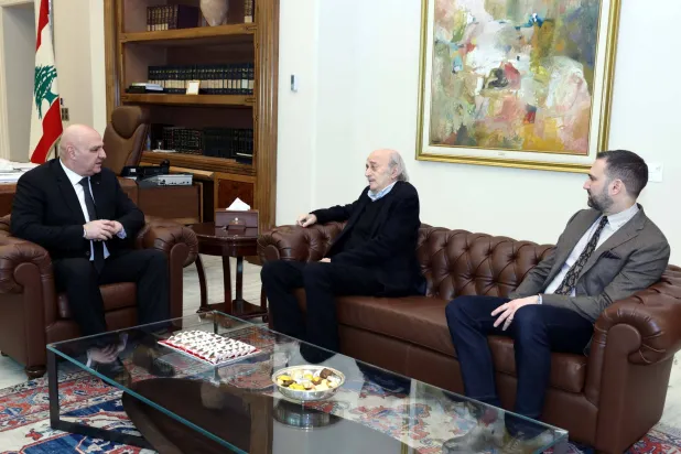 الرئيس جوزيف عون مستقبلاً رئيس «الحزب التقدمي الاشتراكي» السابق وليد جنبلاط والنائب تيمور جنبلاط (الرئاسة اللبنانية)