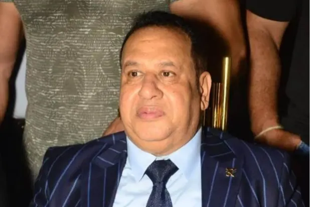صبري نخنوخ وخلفه حراس شخصيون (صفحته على فيسبوك)
