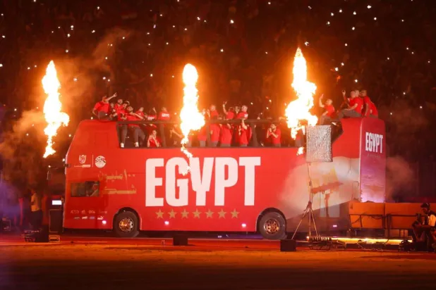 لاعبو المنتخب المصري في حافلة مكشوفة بأرض استاد القاهرة لتحية الجماهير (الاتحاد المصري لكرة القدم)