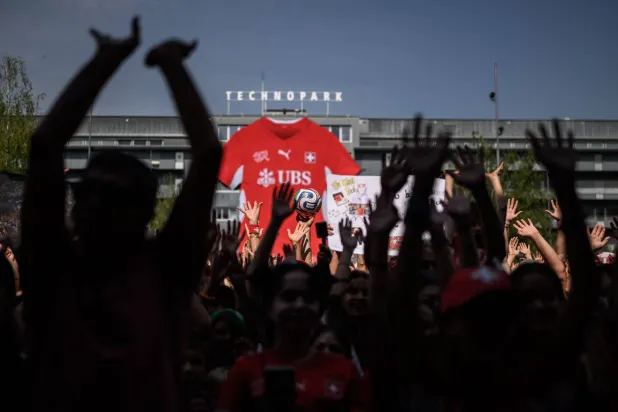 المئات من المشجعين في استقبال المنتخب السويسري بزيوريخ (أ.ف.ب)