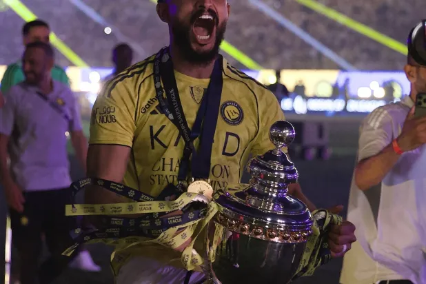 العمري محتفلاً بكأس الدوري الموسم الماضي مع النصر (تصوير: نايف العتيبي)