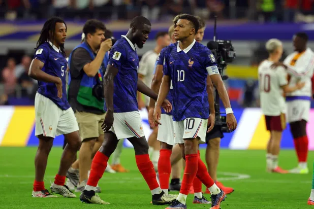 بدا مبابي محبطاً وعاجزاً رغم أنه كان قائداً مثالياً للمنتخب الفرنسي طوال المونديال (إ.ب.أ) 