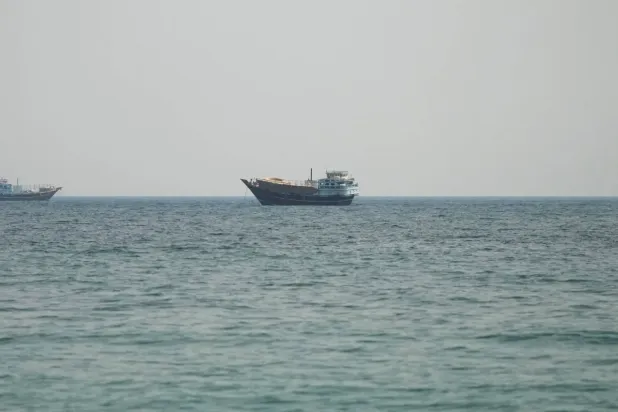 Umman'ın Musandam kentinden görünen Hürmüz Boğazı'ndaki gemiler (Reuters)