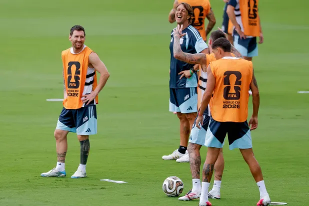  Argentina's Lionel Messi, left, participates in a training session the day before the World Cup semifinal football match between Argentina and England in Marietta, Ga., Tuesday, July 14, 2026. (AP) 