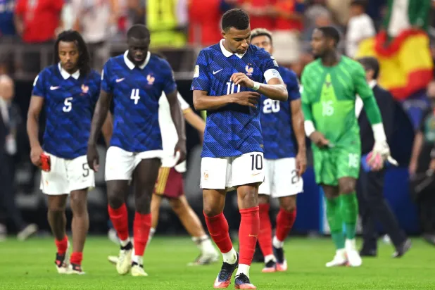 المنتخب الفرنسي بعد الخسارة أمام إسبانيا: «نفوز سوياً ونخسر سوياً» (أ.ف.ب)