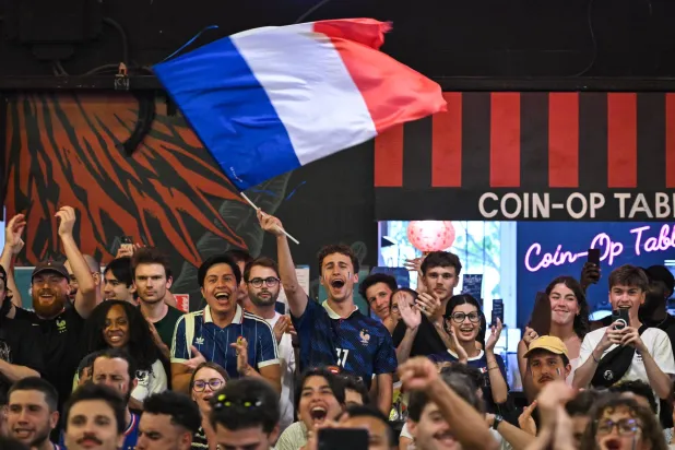 إيقاف 141 شخصاً في باريس وضواحيها بعد خسارة نصف نهائي «مونديال 2026» أمام إسبانيا (إ.ب.أ)