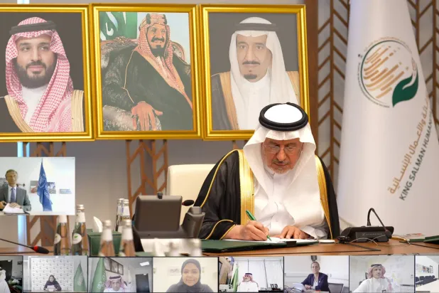 الدكتور عبد الله الربيعة يوقع الاتفاقية (واس)