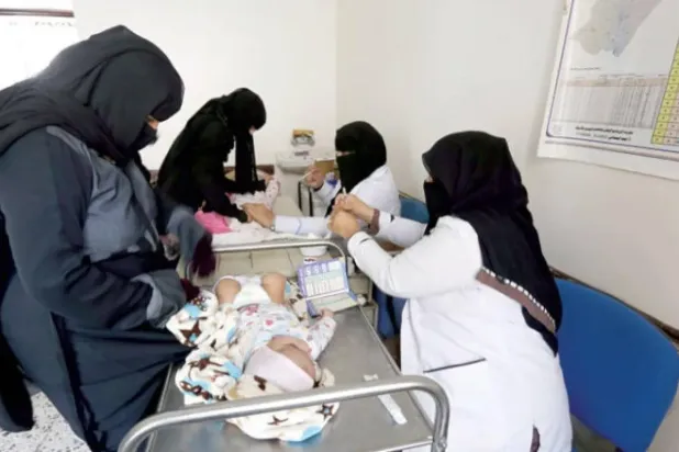 İlaç sıkıntısı çeken Sana’daki bir hastanede çocuklarını aşı olmaya getiren Yemenli kadınlar (EPA)