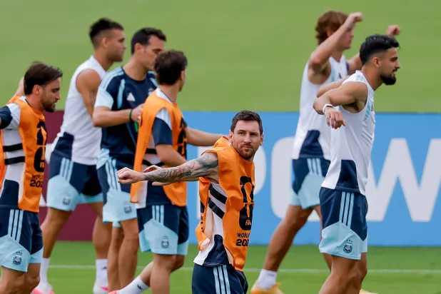 يخوض منتخب الأرجنتين بقيادة نجمه ليونيل ميسي مواجهة نارية أمام إنجلترا (أ.ب)