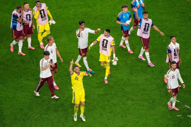 أظهرت الصحافة الإسبانية فرحتها الأربعاء غداة فوز منتخب «لا روخا» على نظيره الفرنسي 2-0 (أ.ب)