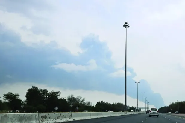 تصاعد الدخان من منطقة مطار الكويت الدولي بعد غارة جوية بطائرة مسيرة استهدفت مستودع وقود (أرشيفية - أ.ف.ب)