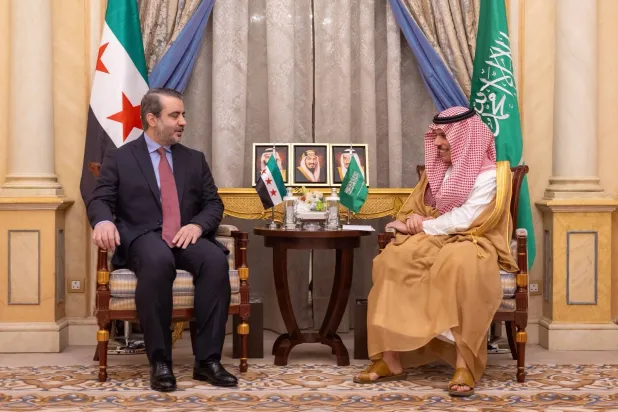 الأمير فيصل بن فرحان خلال مباحثاته مع الوزير أسعد الشيباني في الرياض (واس)