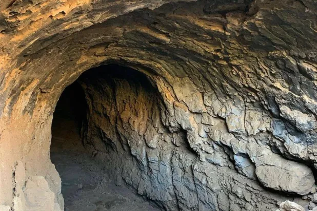 النفق البركاني لكهف ماكر الشياهين في المدينة المنورة (تصوير: بدور صالح)