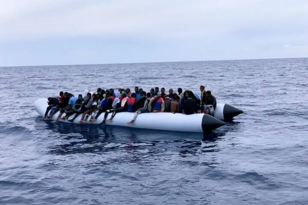Libya sahil güvenlik ekipleri Akdeniz'de, Libya kıyıları açıklarında, bir lastik botta bulunan göçmenleri kurtarmak için olay yerine gelirken (Reuters- Arşiv)