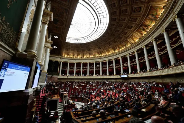 Fransa Parlamenterler, Fransız Parlamentosu'nun alt kanadı olan Ulusal Meclis'te ötanazi yasa tasarısına ilişkin oylama oturumuna katılıyor. Paris, 15 Temmuz 2026 (AFP)