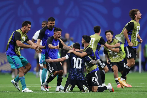 ليونيل ميسي يحتفل مع زملائه بالفوز على إنجلترا والتأهل إلى نهائي كأس العالم (أ.ف.ب)
