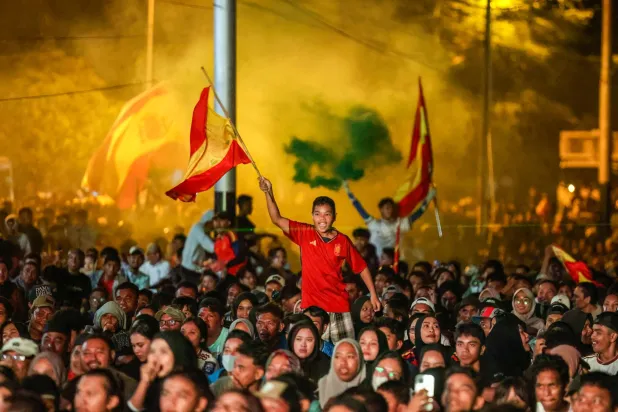 مشجعون إسبان يحتفلون بتأهل منتخب بلادهم للمباراة النهائية (أ.ف.ب)