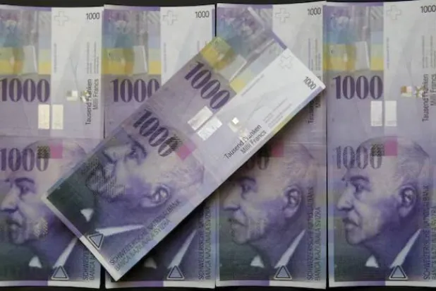 أوراق نقدية من فئة 1000 فرنك سويسري (رويترز)
