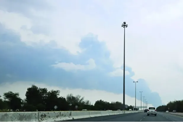 تصاعد الدخان من منطقة مطار الكويت الدولي بعد غارة جوية بطائرة مسيَّرة استهدفت مستودع وقود (أرشيفية - أ.ف.ب)