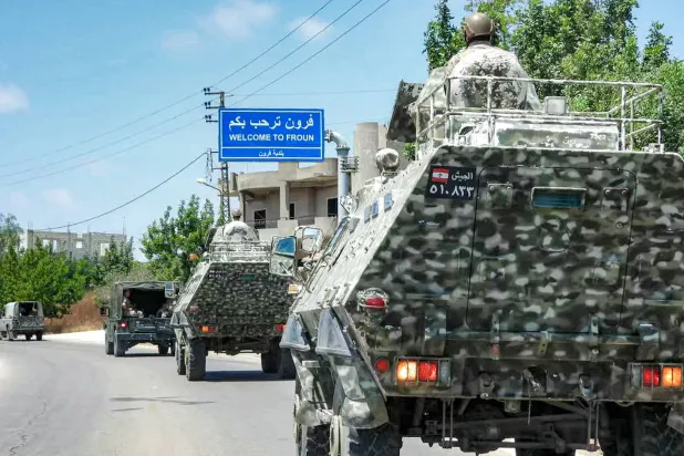 آليات للجيش اللبناني تنفذ دورية في بلدة فرون المُدرجة ضمن المناطق التجريبية بجنوب لبنان (أ.ف.ب)