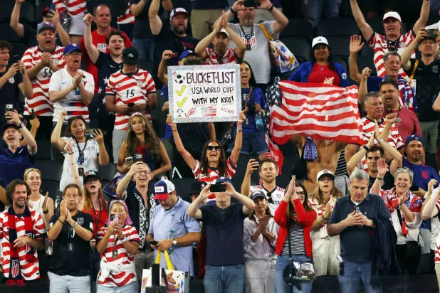 خروج المنتخب الأميركي من دور الـ16 هذا العام أشعل جدلاً قديماً (رويترز)