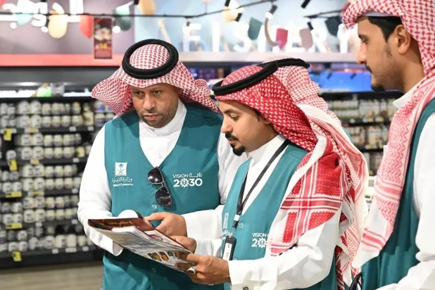 الفرقة الرقابية التابعة لوزارة التجارة خلال جولة تفتيشية في أحد المراكز التجارية (واس)